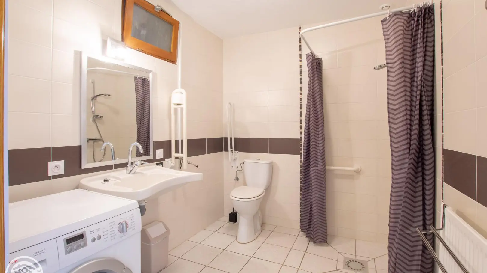 Salle d'eau aménagée aussi pour personne à mobilité réduite.
