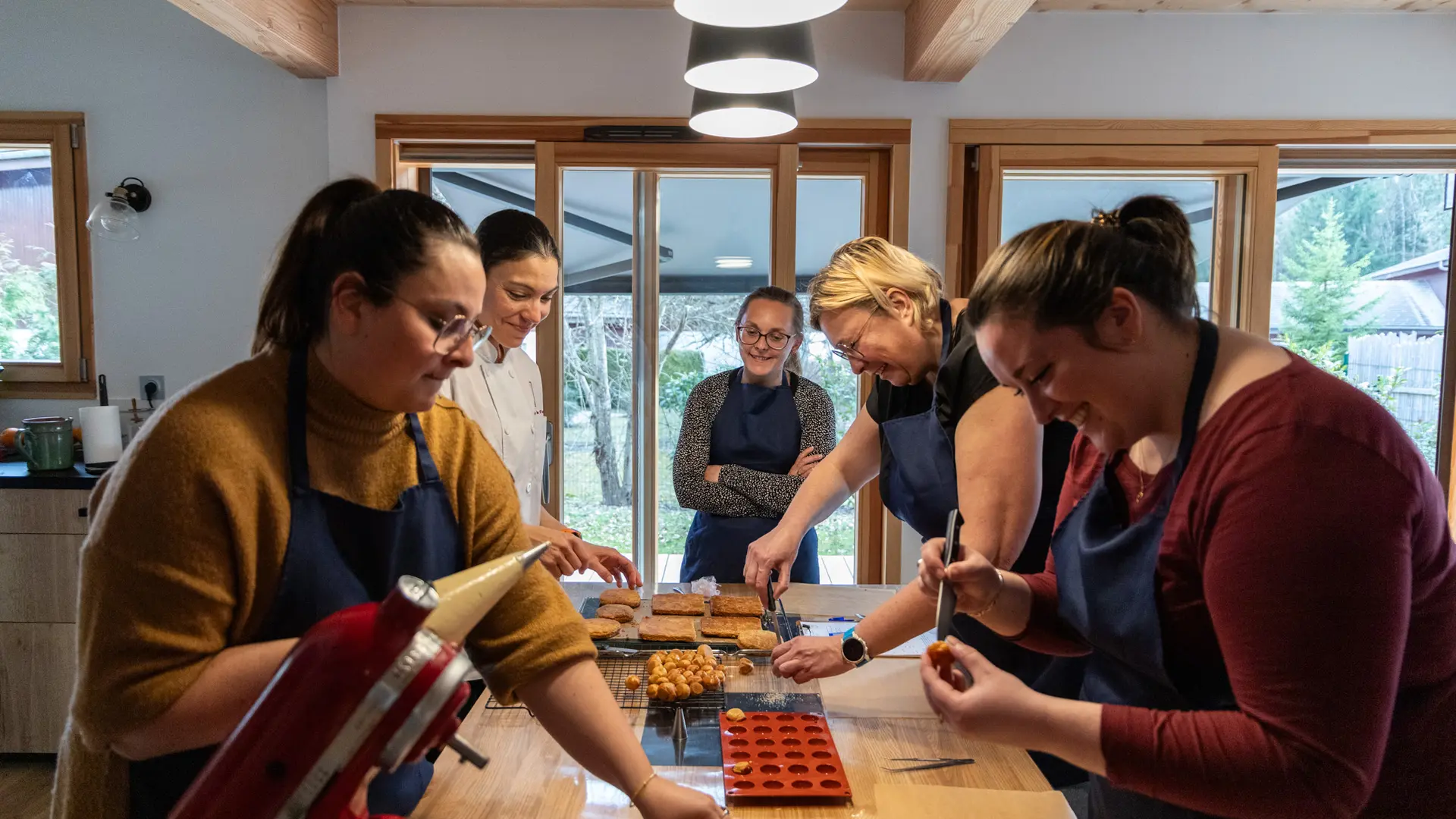 Cours de patisserie autour du plan de travail