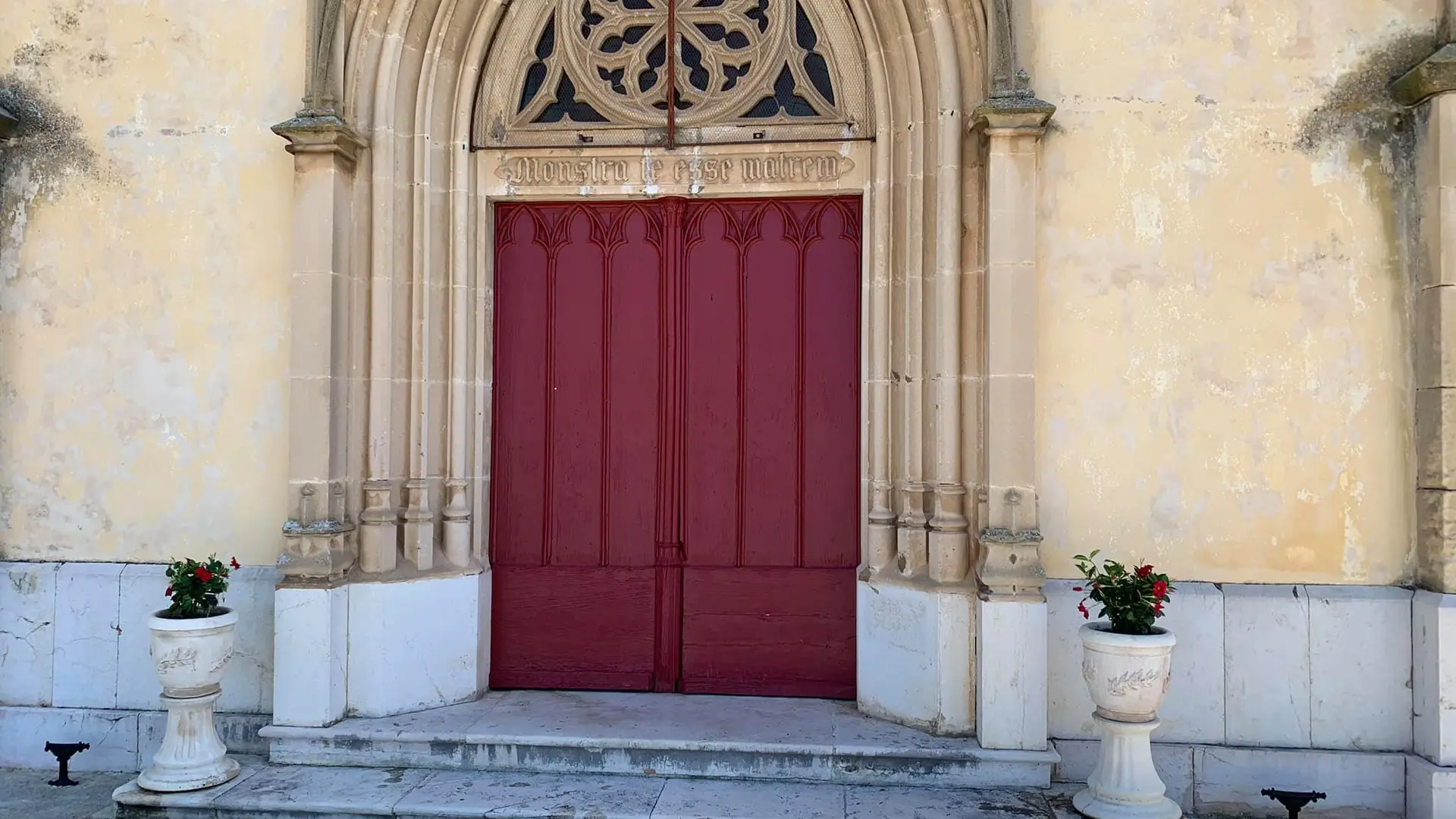 Porte d'entrée de la Chapelle Notre-Dame de la Délivrance