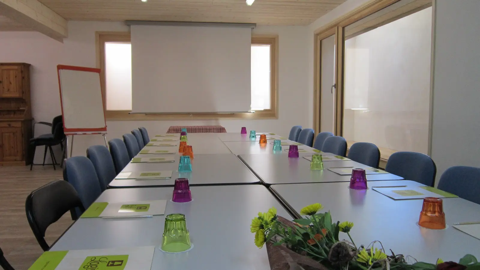 Vue sur l'intérieur de la salle de séminaire