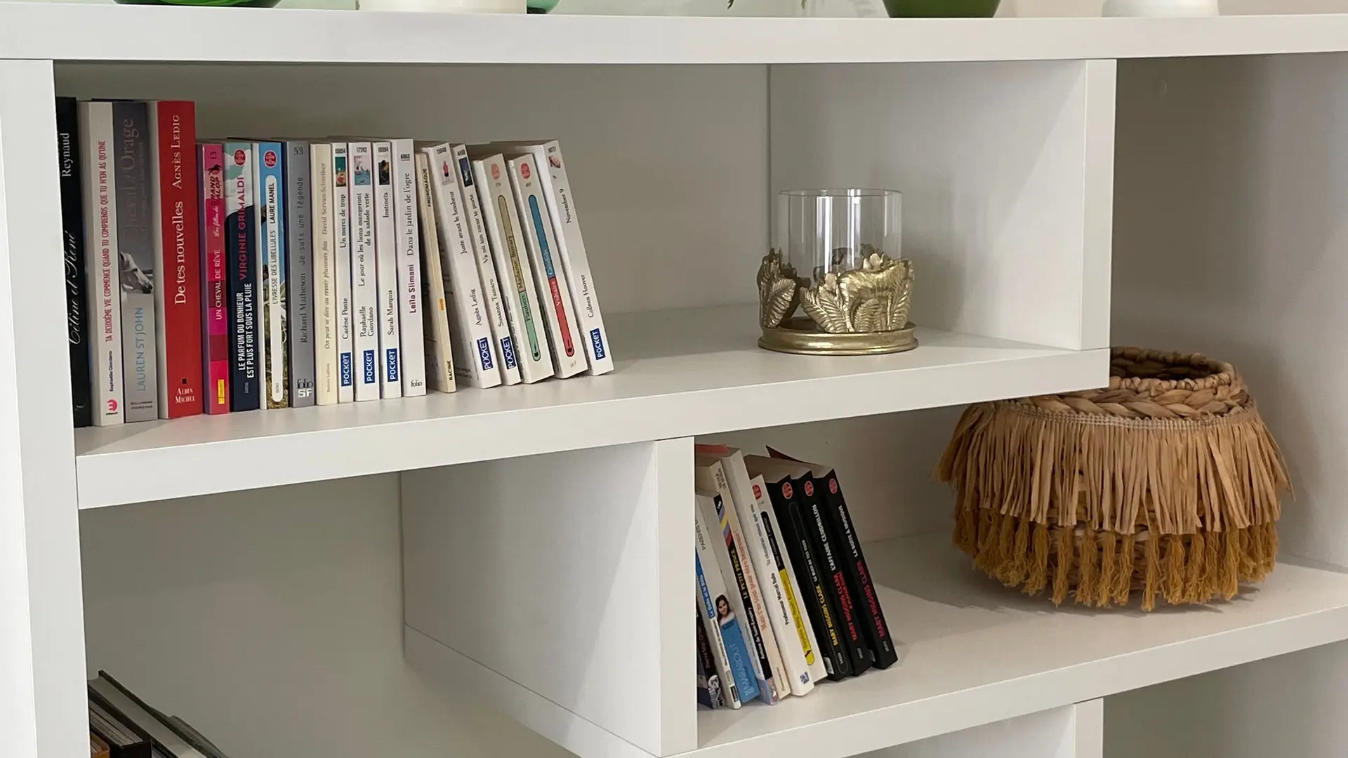 espace lecture avec large choix de livres