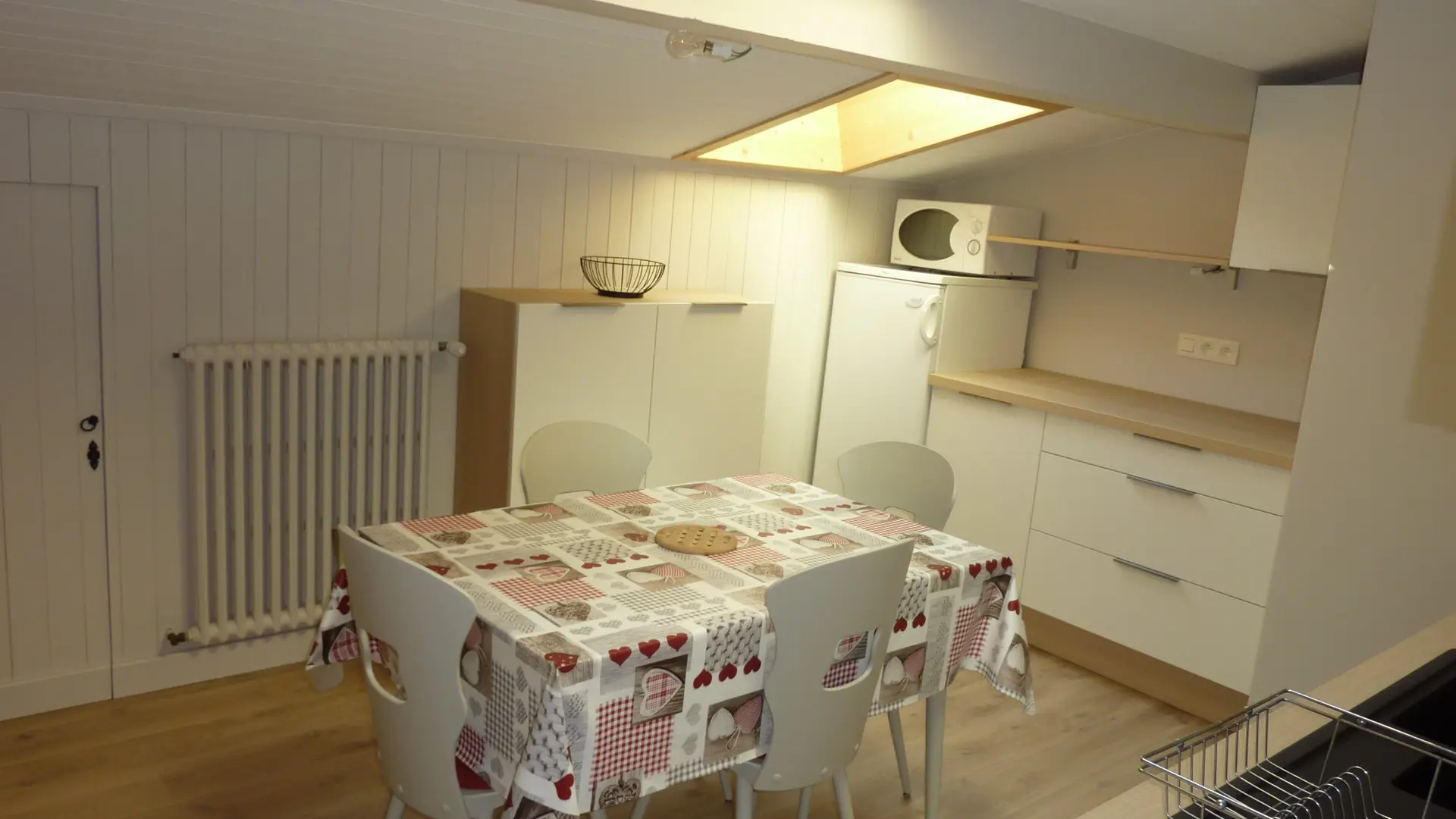 Cuisine et table  sous pente