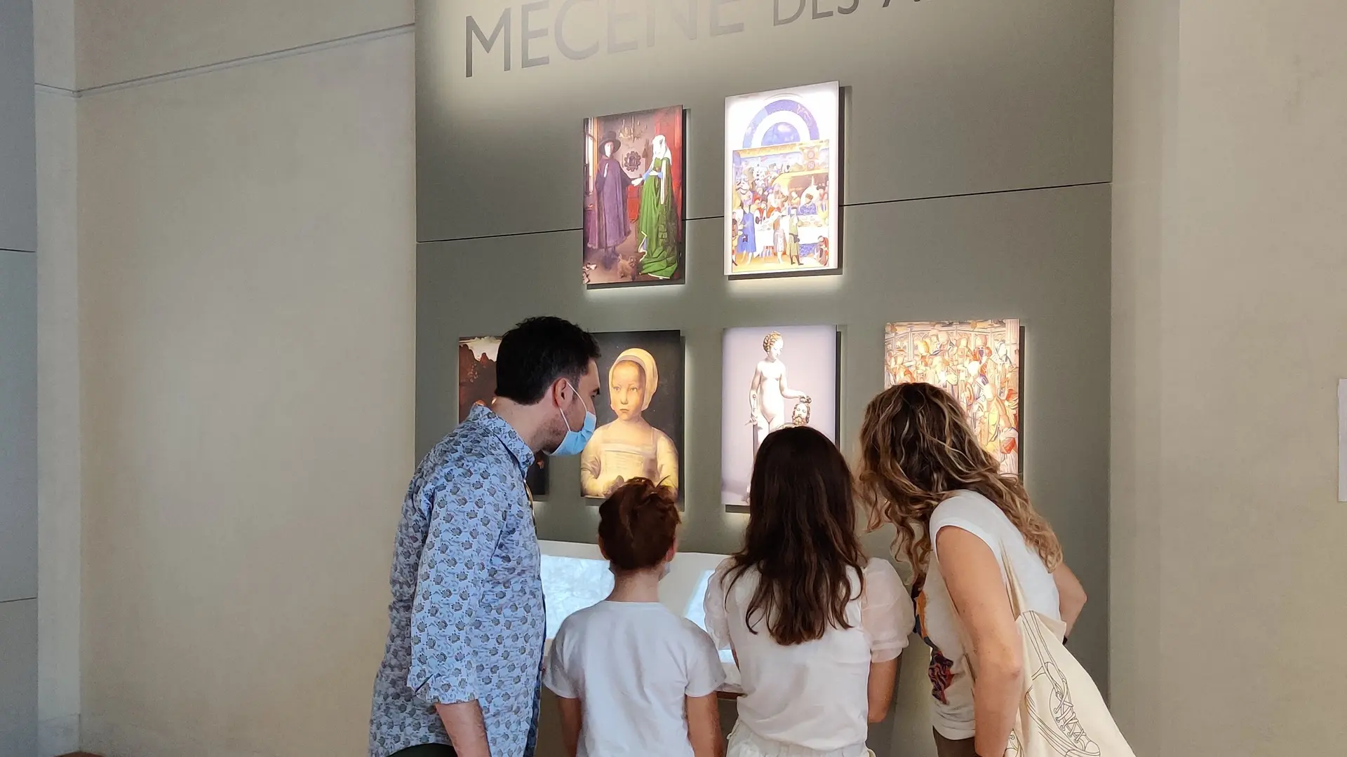 Personnes visitant le Musée du Monastère royal de Brou