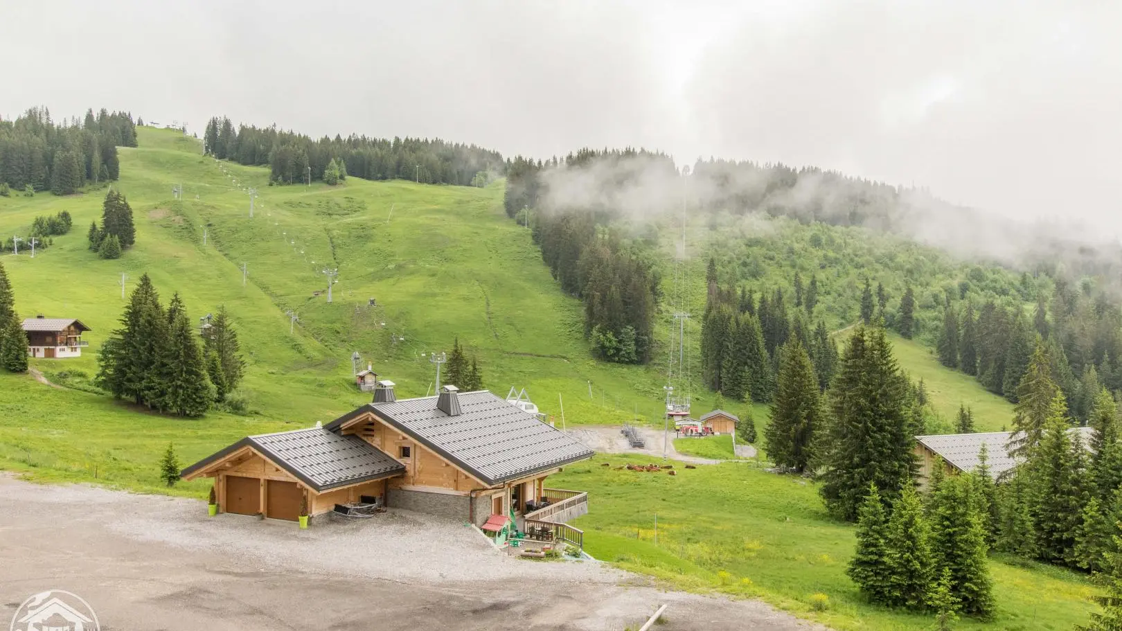 Vue sur les pistes de ski en hiver