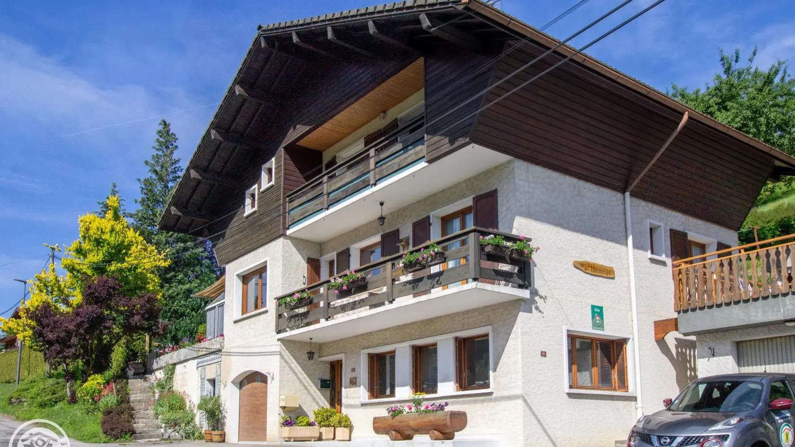 Façade principale et parking