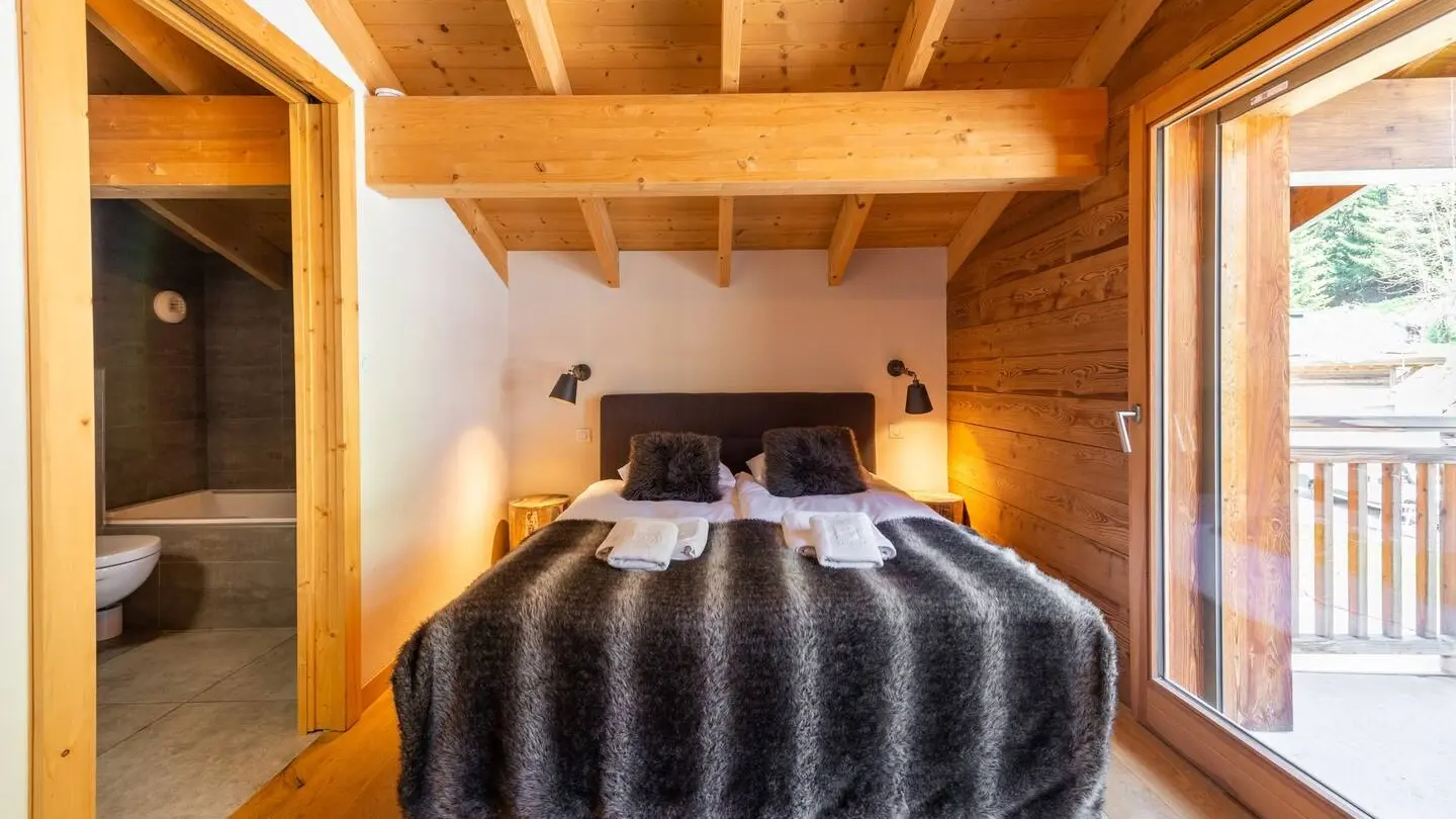 Chambre double avec sa salle de bains et accès au balcon