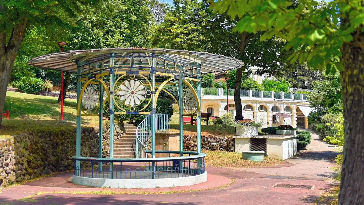 Kiosque au parc thermal de Châtel-Guyon