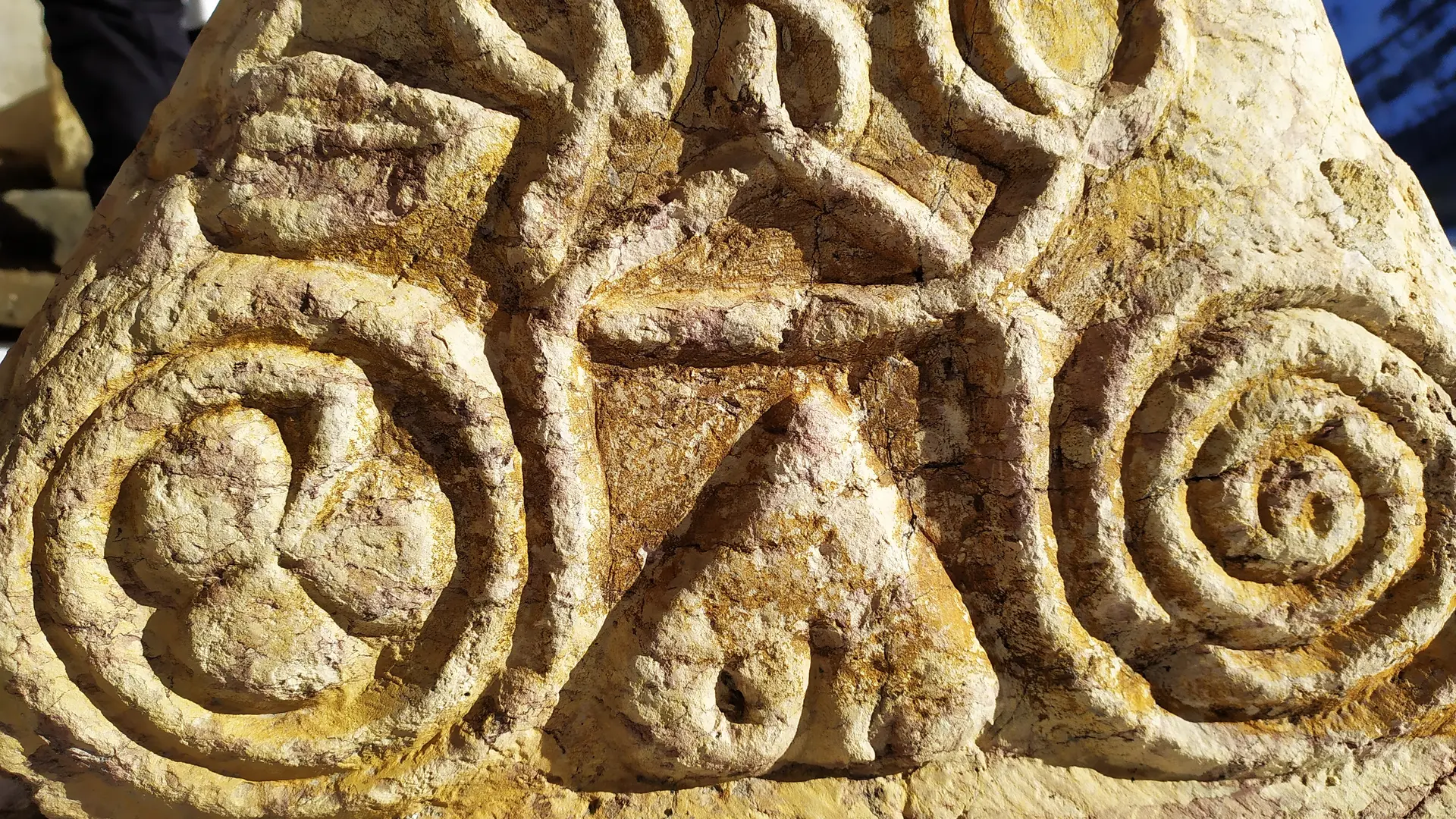 Eglise Saint Michel, ancien chapiteau réutilisé