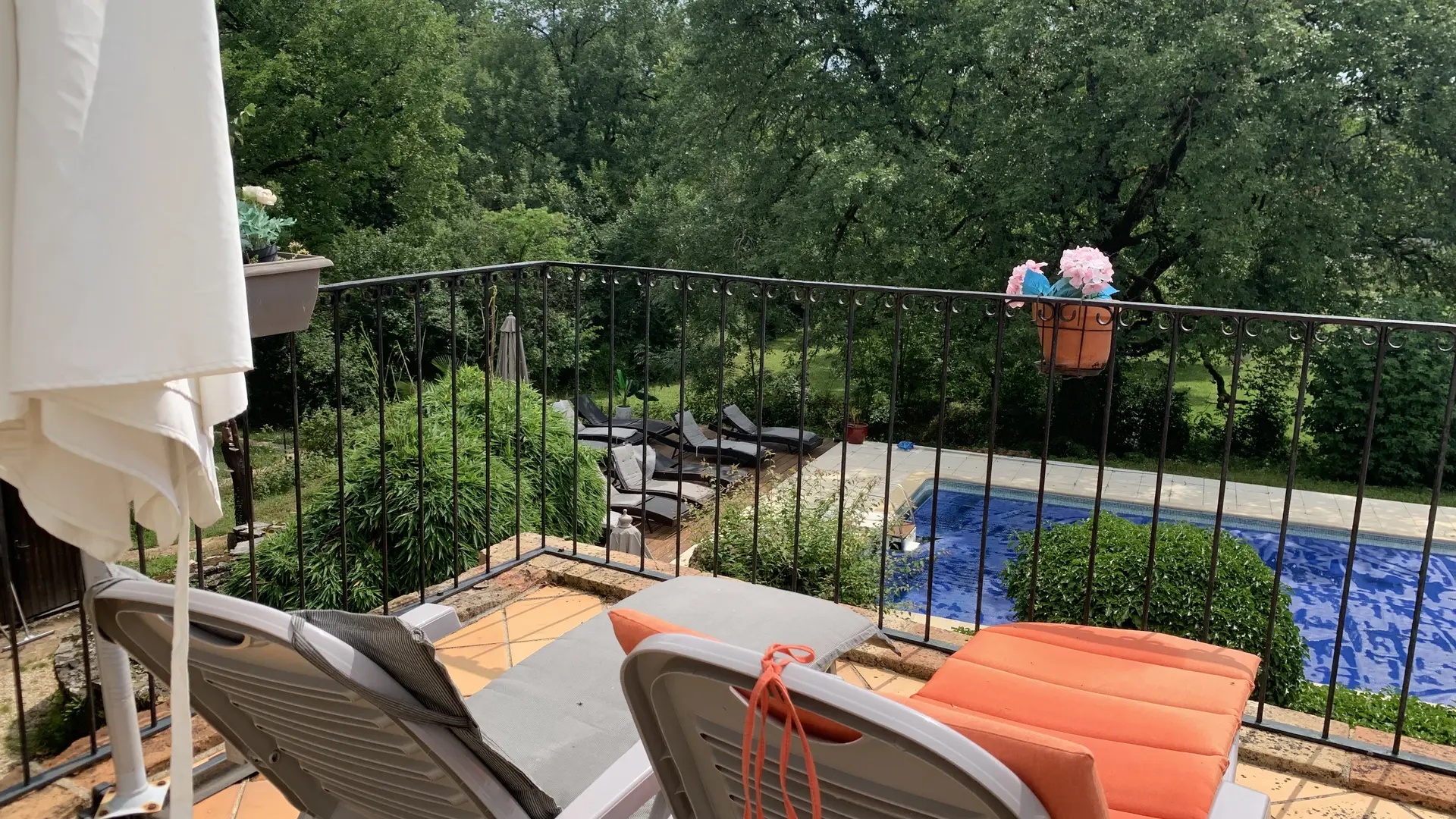 Gîte Aurora - Terrasse vue piscine