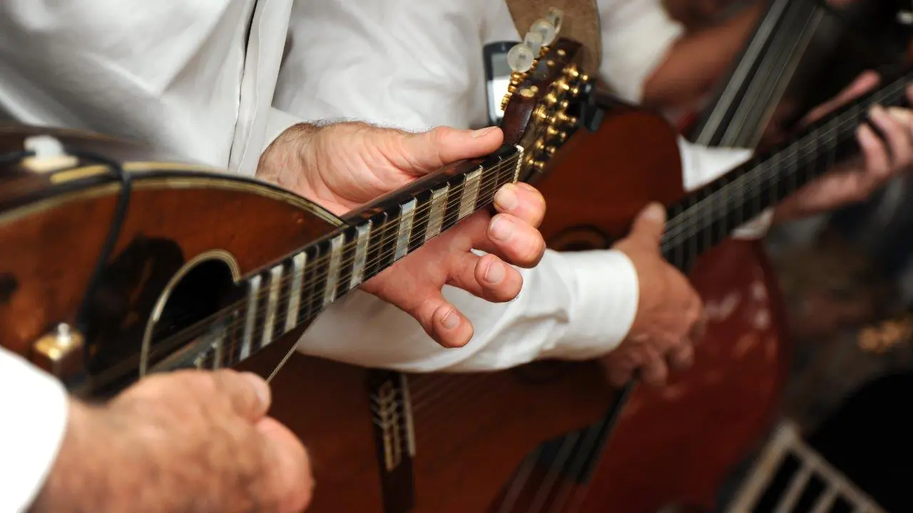 Strolling musicians