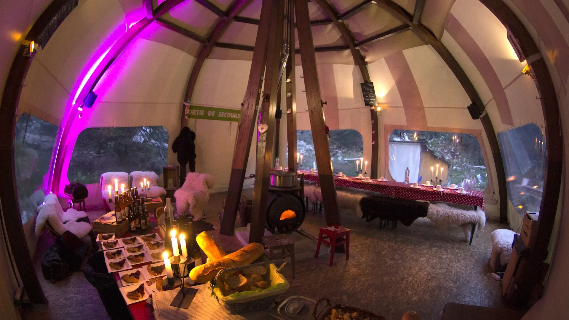 Alti-dôme restaurant à l'Eco-Bivouac d'Annecy-Semnoz