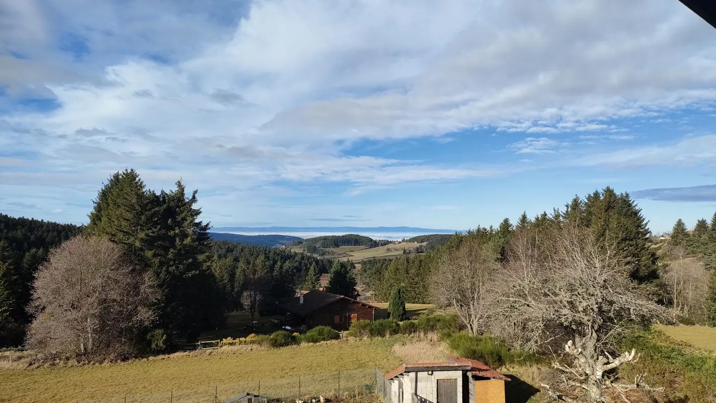 Vue du chalet sur la campagne environnante et les Monts du Forez.