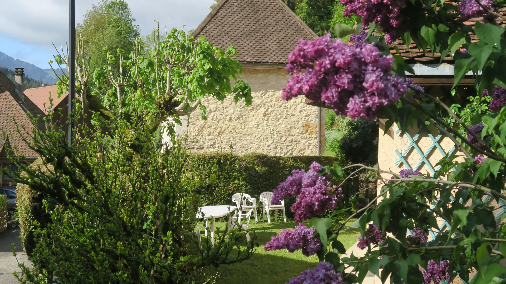 Le gîte et son jardin fleuri