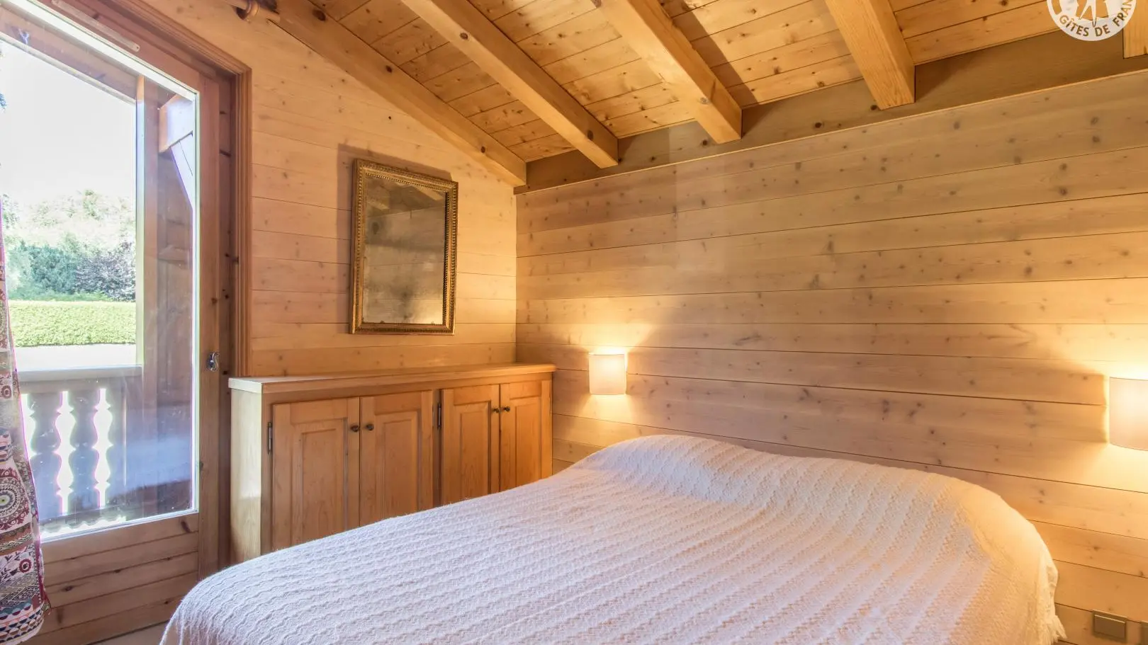 Chambre principale avec accès au balcon.