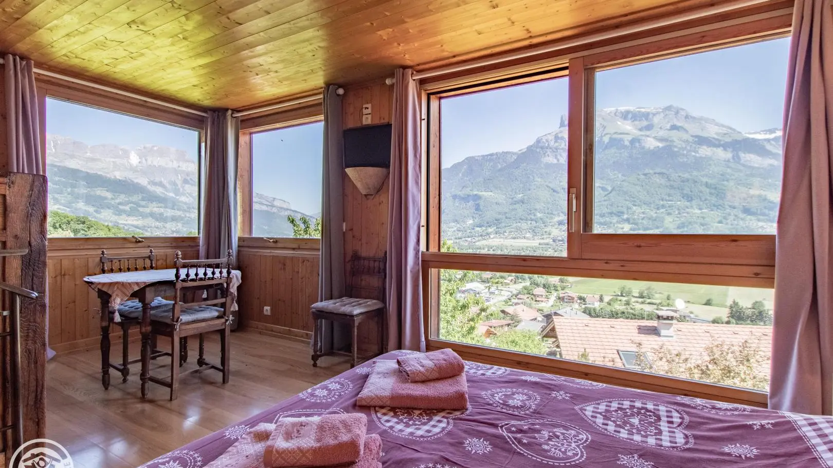 Chambre panoramique avec son coin bureau. Lit en 160cms. Parquet en poirier massif. Sdb privée.