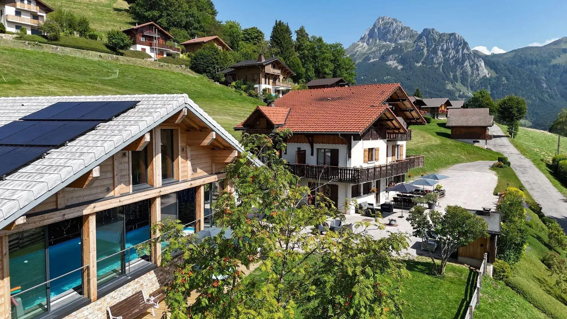 Ensemble Chalet piscine et Chalet Titlis