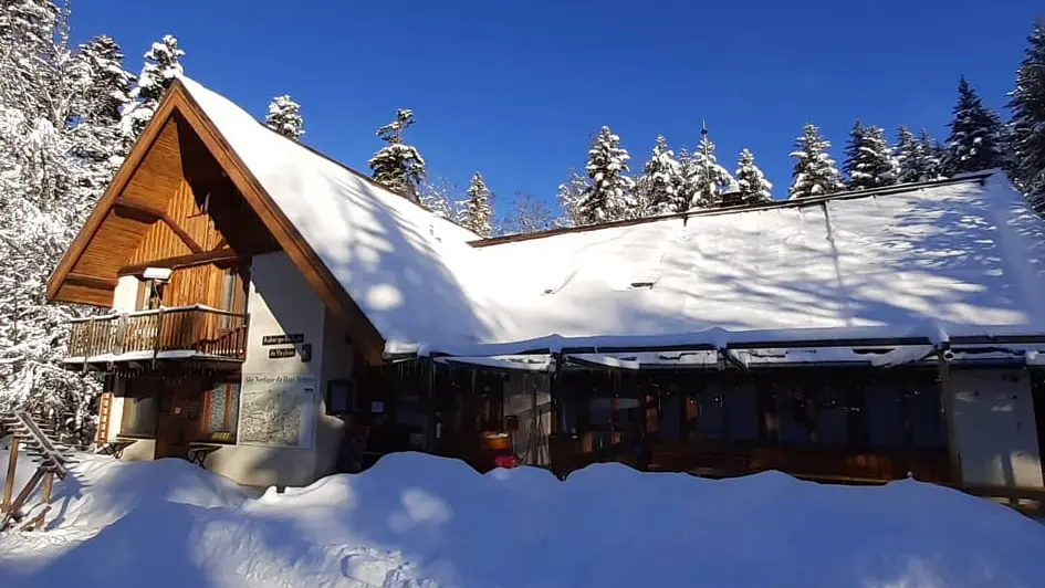 Vue de l'Auberge - refuge de Roybon en hiver