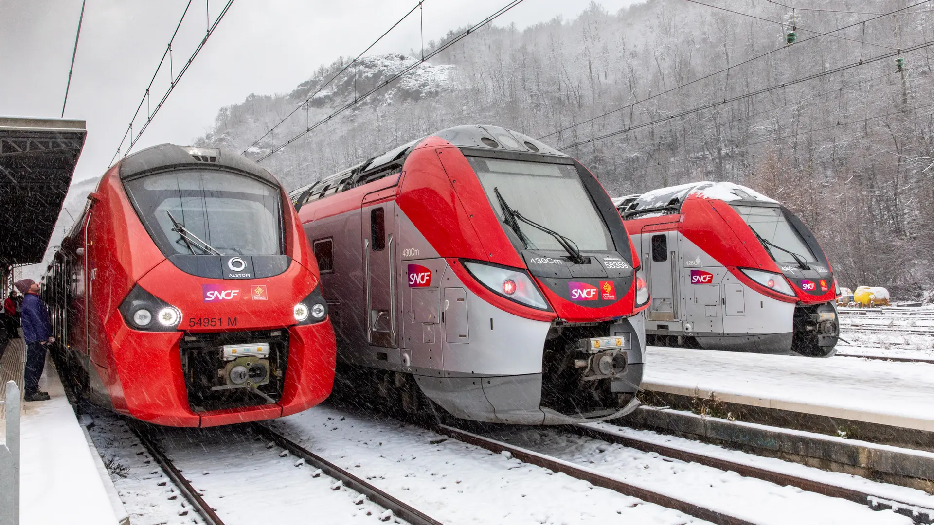 Trois trains de face