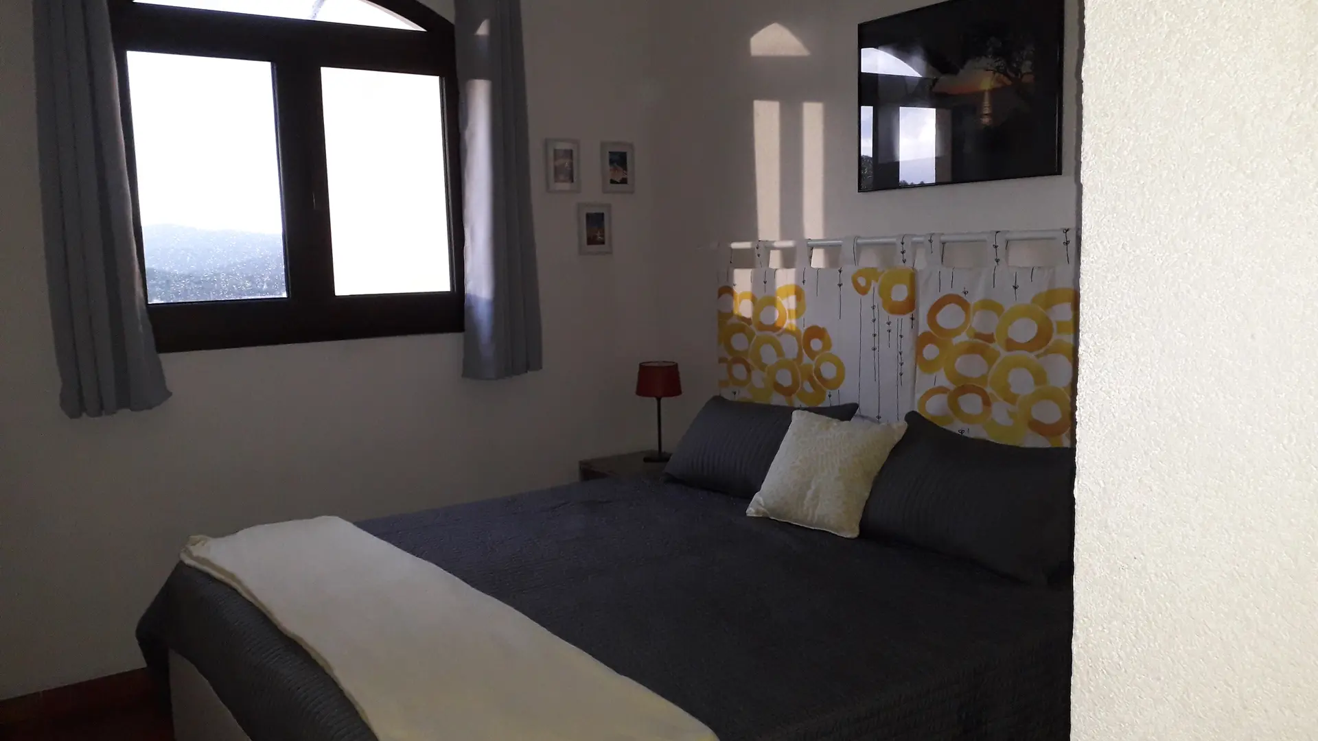 Chambre « Mimosa » avec grand lit (possibilité de le séparer en 2 lits), climatisation, rangements et penderie, vue sur la végétation et la mer