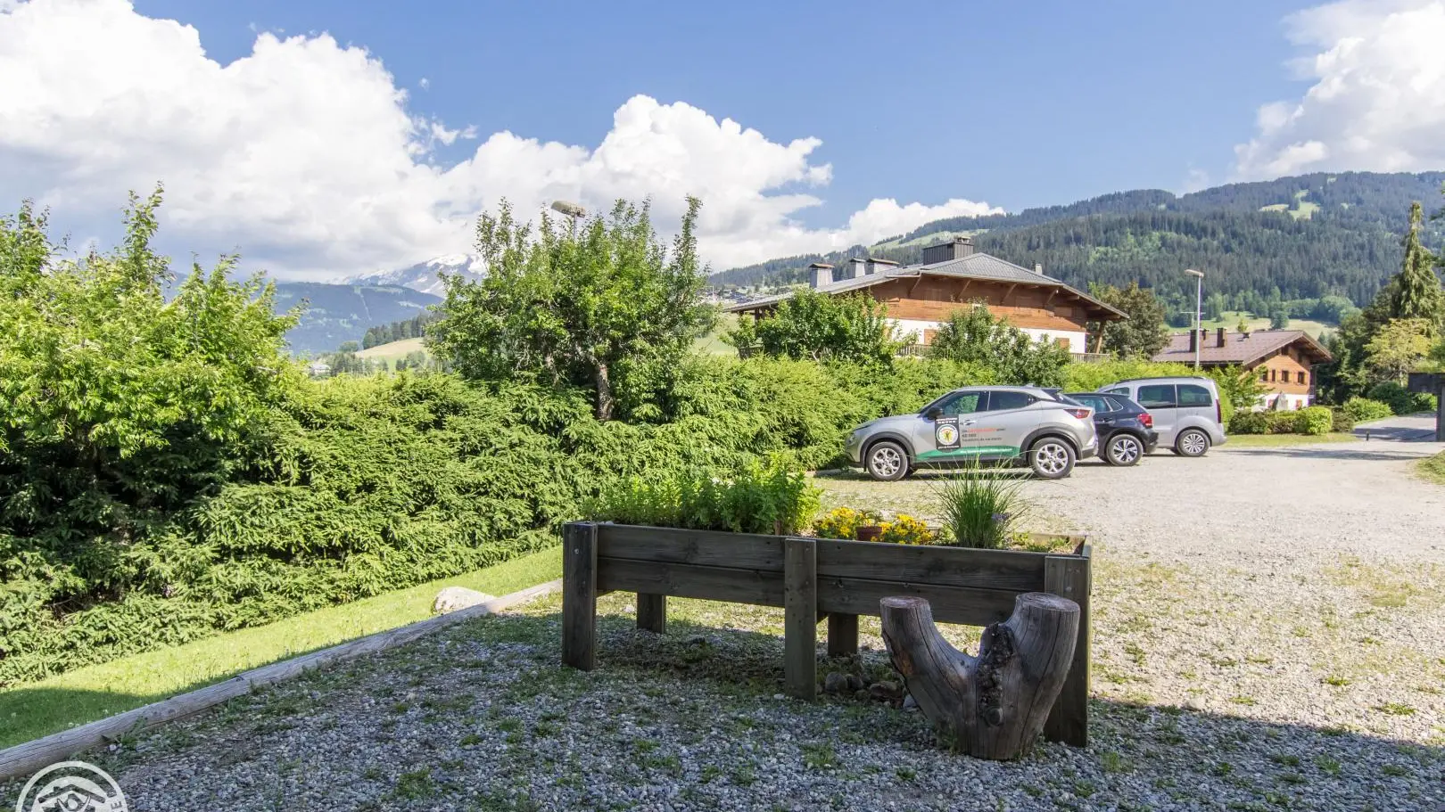 Parking situé en face du gîte