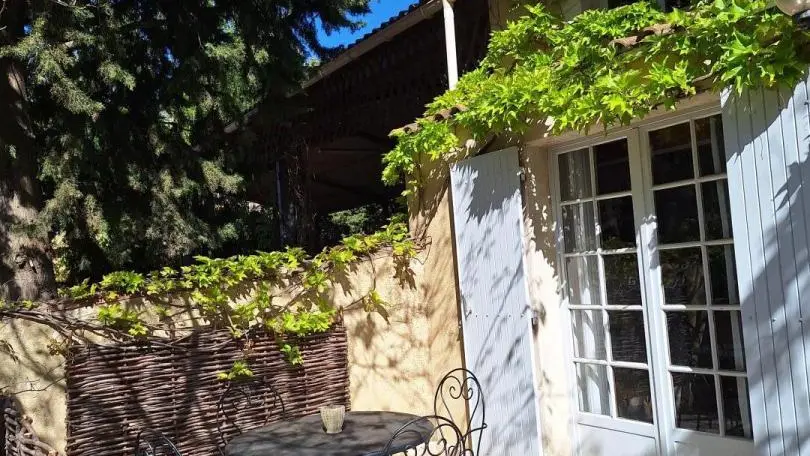 6 Terrasse  coté Sud avec vue sur le plan 
 d'eau sécurisé