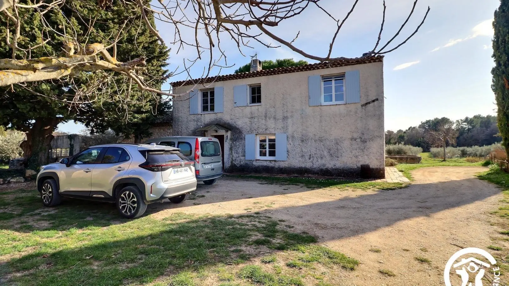 parking derrière la maison