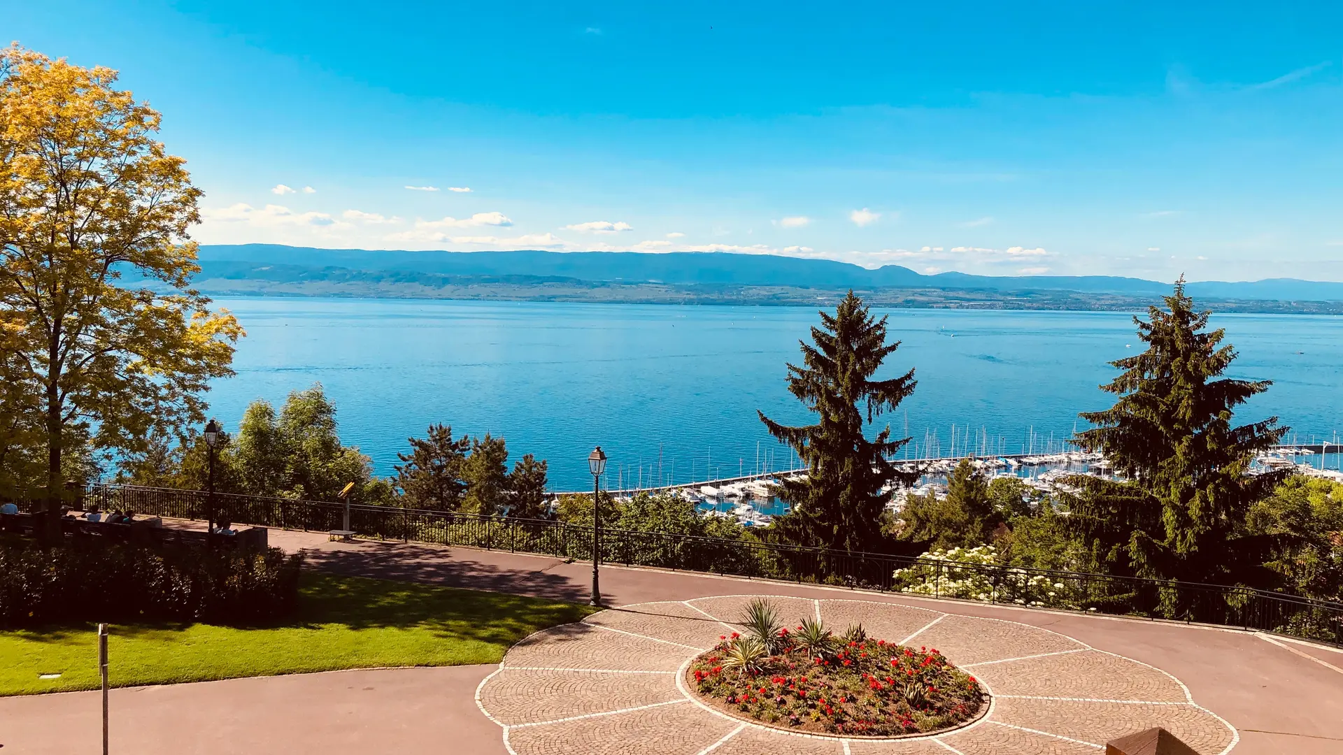 Très grande chambre, lit double, vue sur le lac avec deux balcons