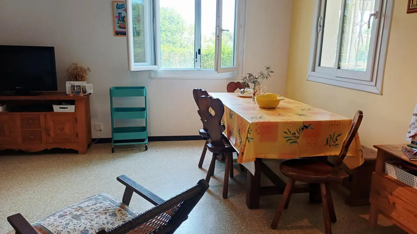 Salle à manger ensoleillée