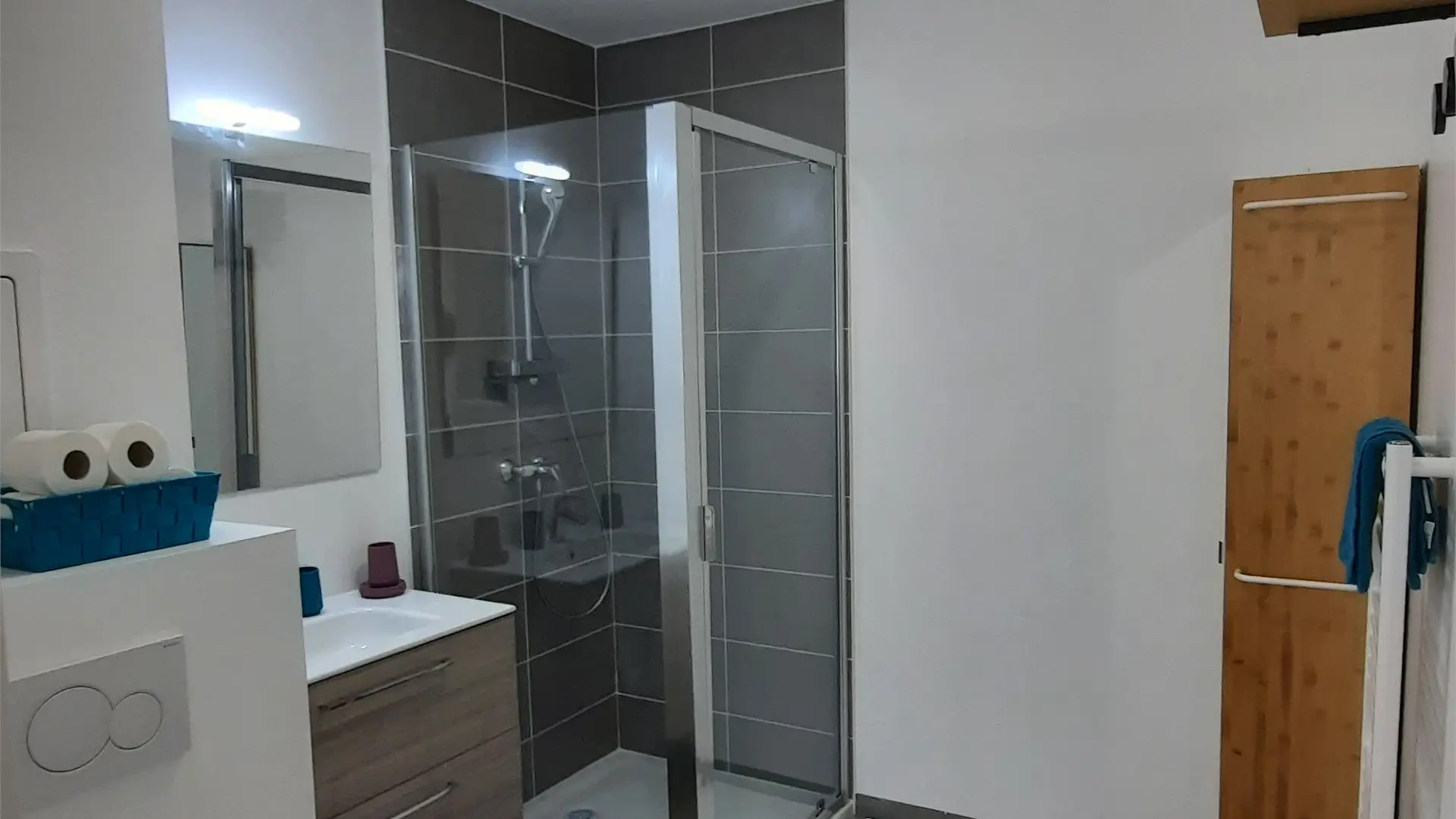 Douche, lavabo, toilette, rangement, sèche serviette