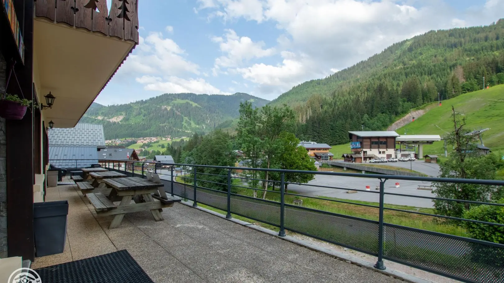 Terrasse attenante à la grande pièce de vie.
