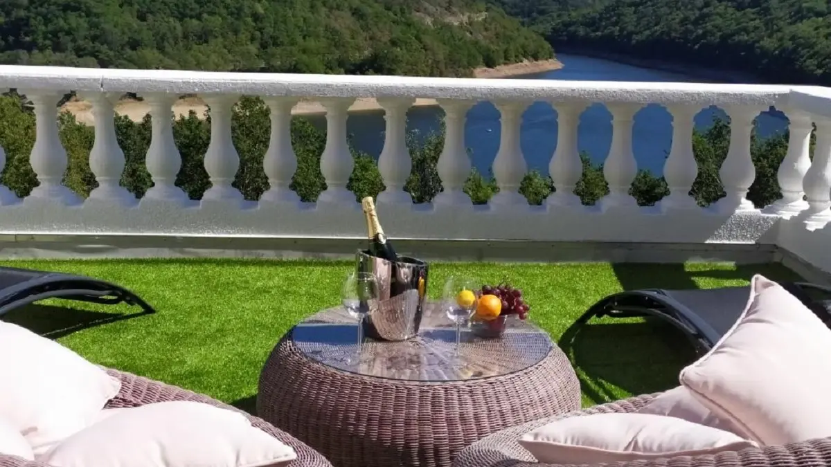 Terrasse avec vue sur lac