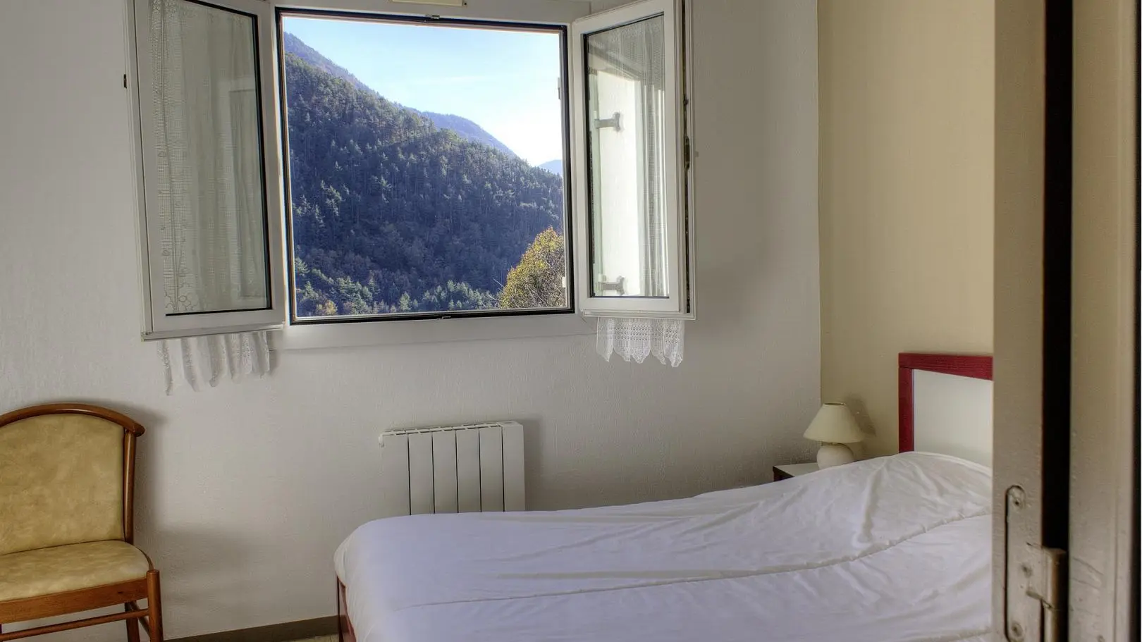 Gîte Freesia-Chambre/Fenêtre-La Bollène-Vésubie-Gîtes de France des Alpes-Maritimes