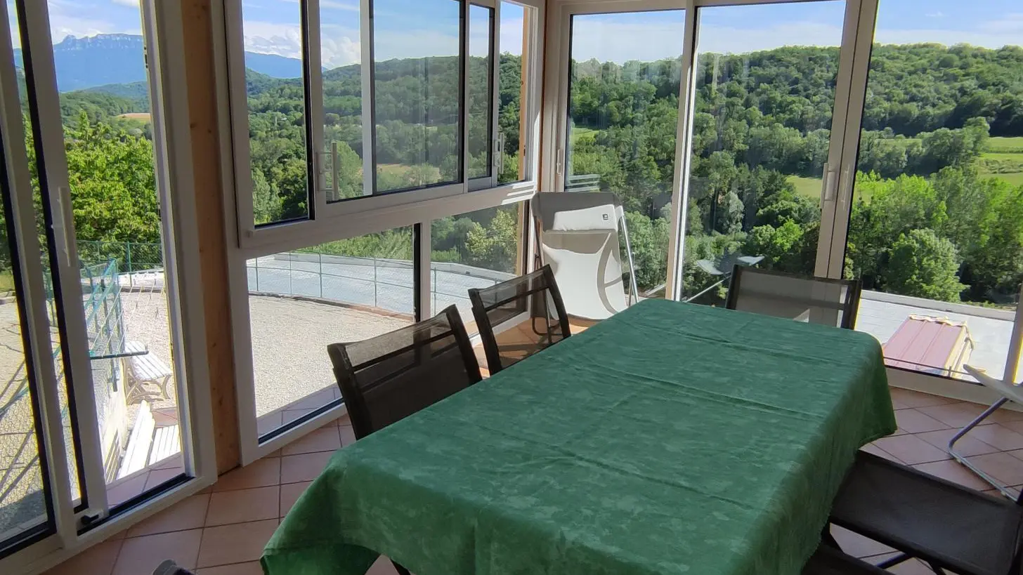 Pièce à vivre : véranda. Vue sur la campagne et la Dent du Chat.