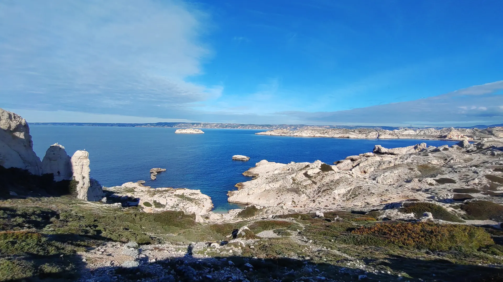 Iles de Pomègues et vue sur la Côte bleue