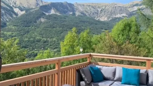 Balcon plein sud avec salon de jardin et grande table