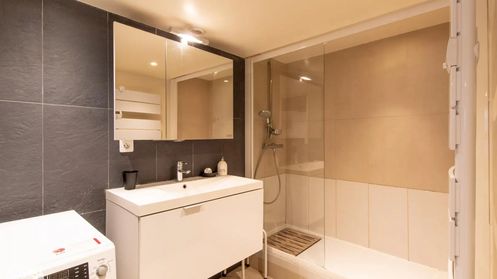 Salle d'eau privative avec lave-linge/sèche-linge