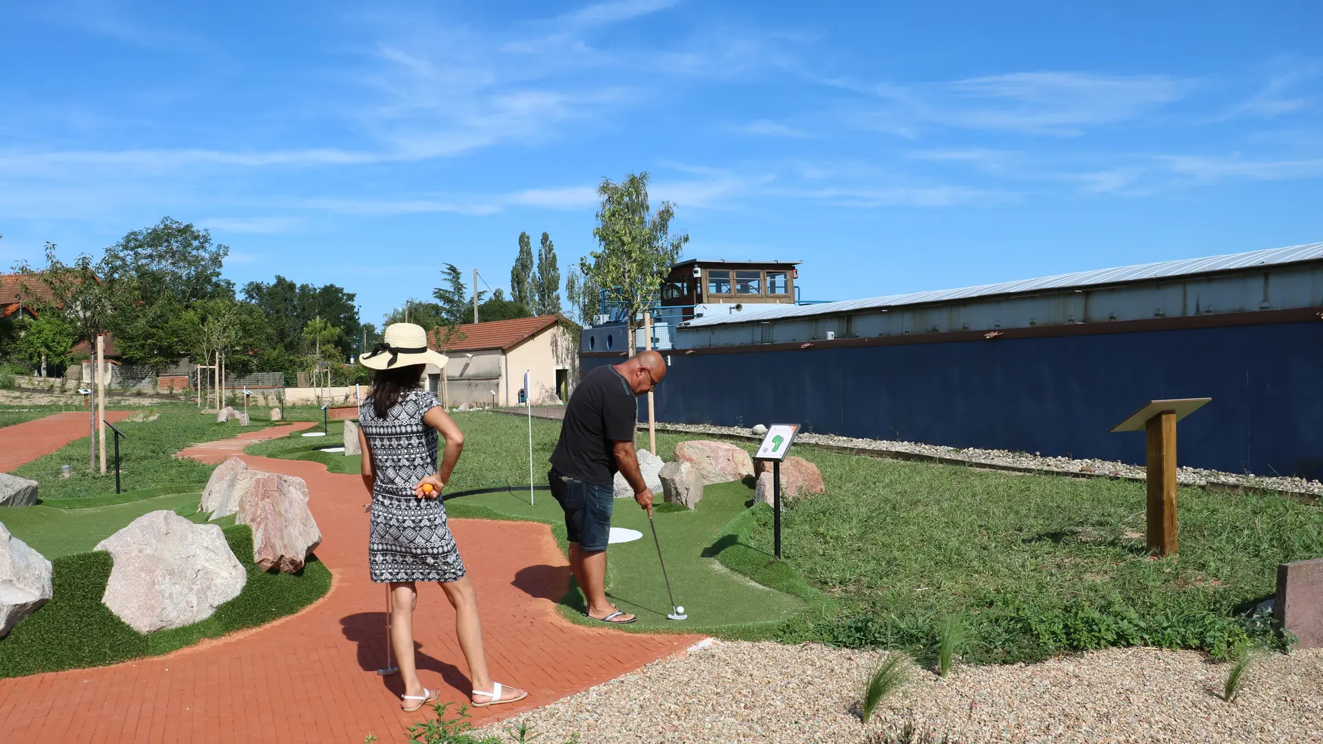 Départ du golf-miniature à Briennon