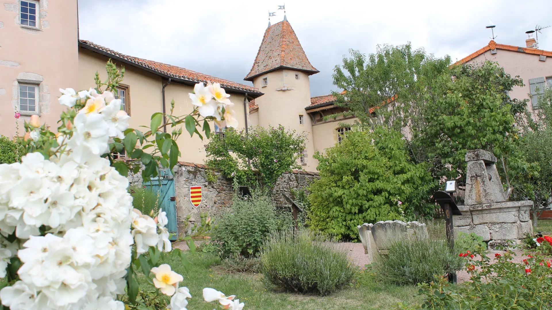 Jardin du Moyen-Âge et quartier de Palerne.JPG