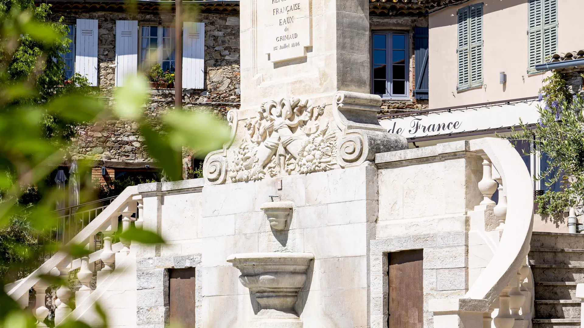 Fontaine sur la place Neuve à Grimaud