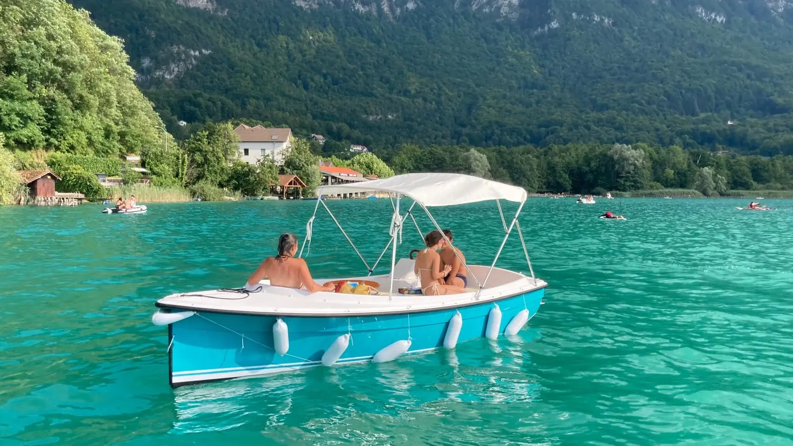 Bateau électrique sur le lac d'Aiguebelette