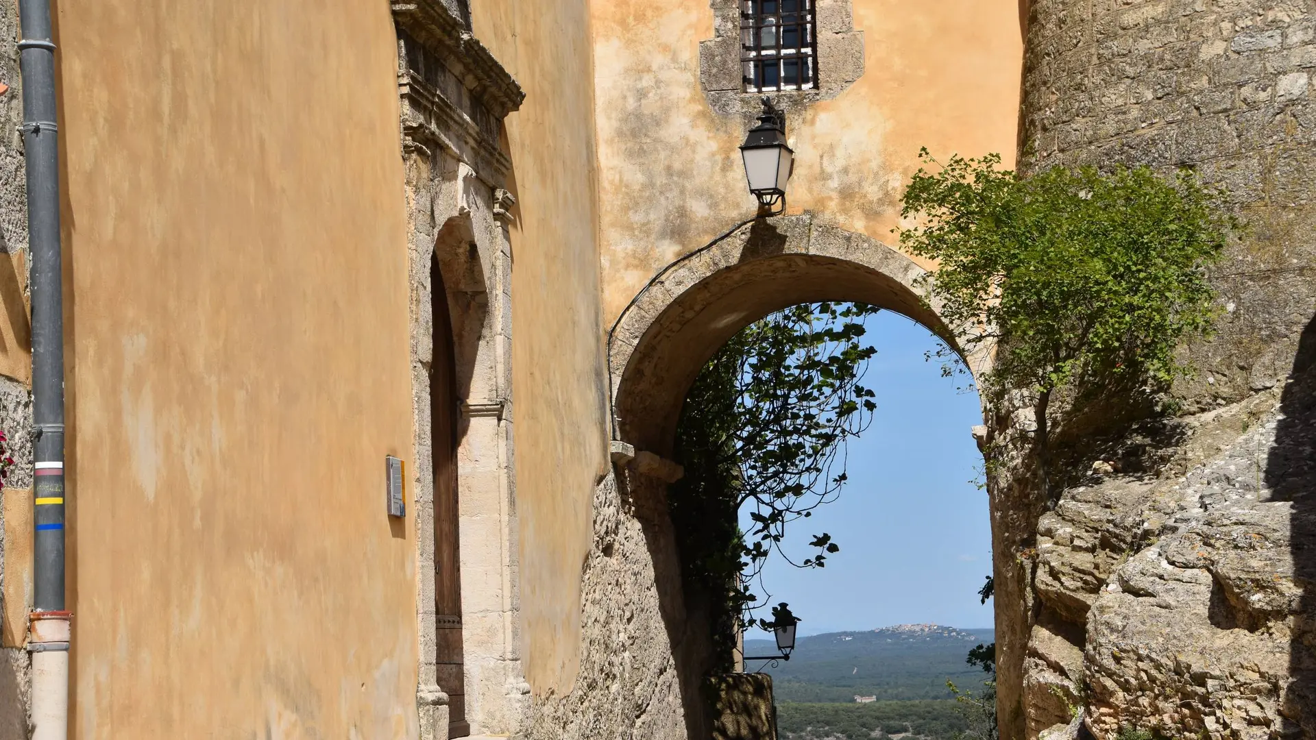 Vue sur le panorama des collines environnantes à travers une  ancienne arcade