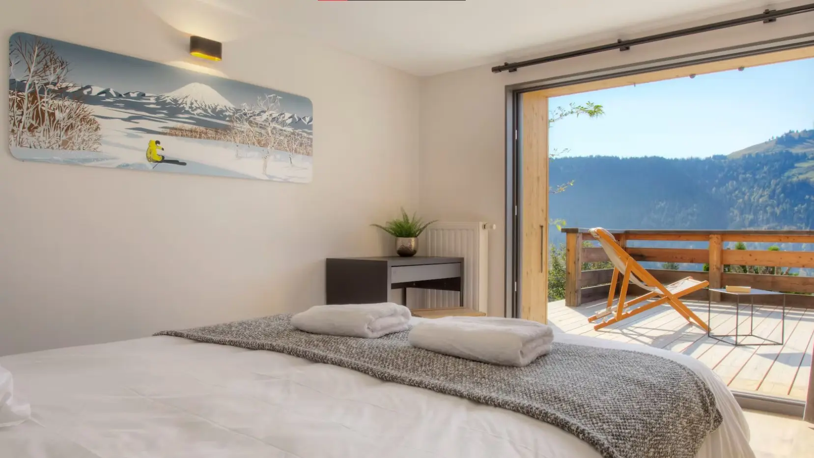 Chambre avec vue sur la terrasse et sur les montagnes