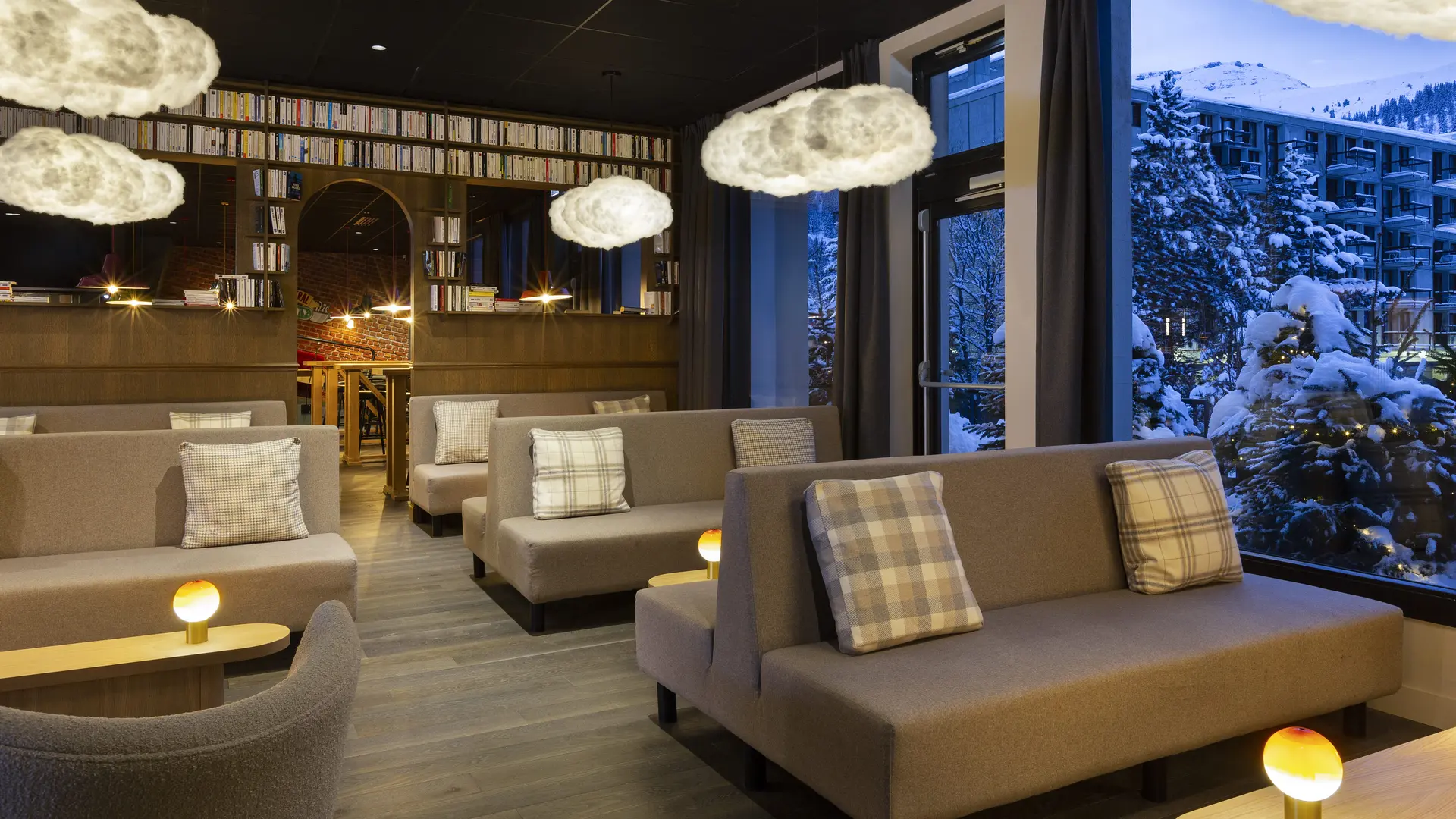 Salle et lobby principal du bar de l'hôtel