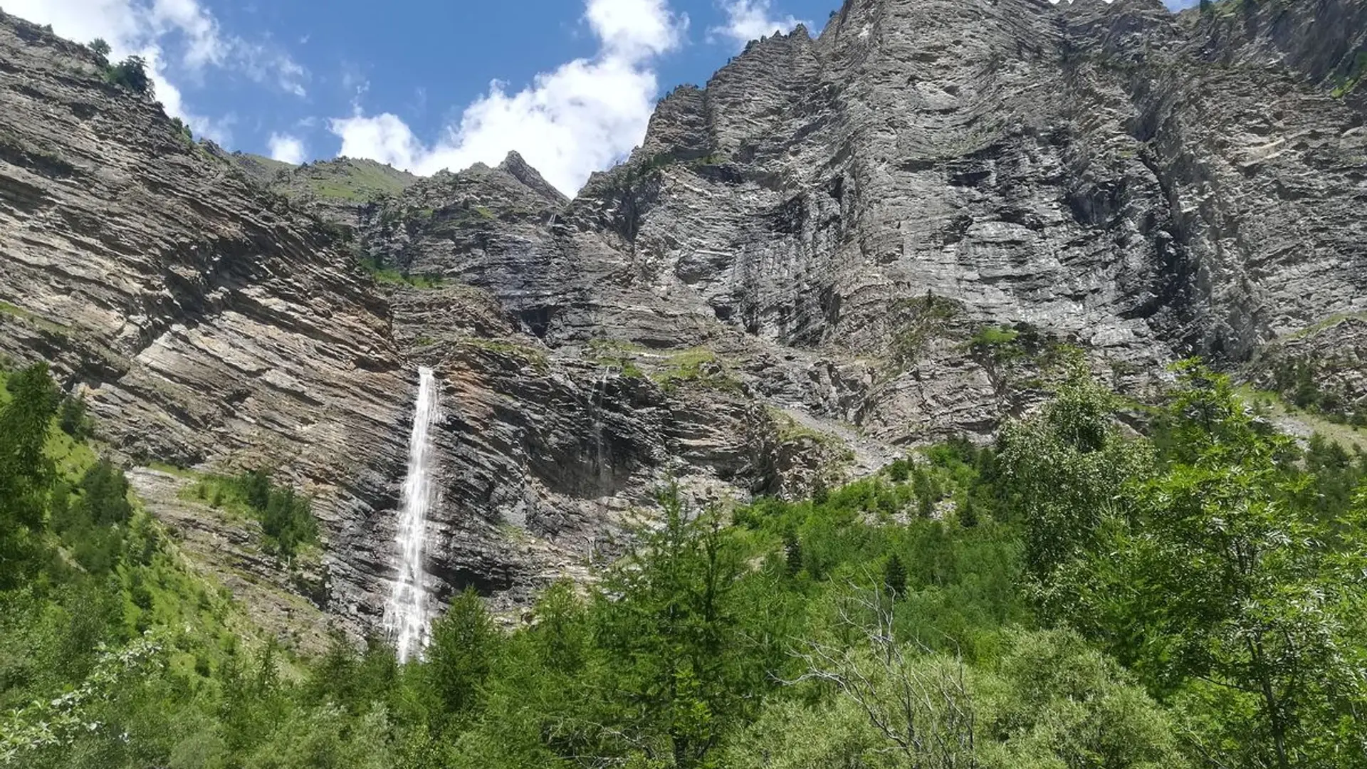 Cascade de la pisse depuis le cœur du Parc national des Ecrins