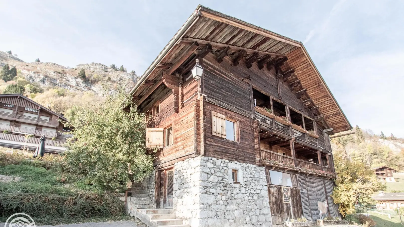 Parking et escalier d'accès au gîte