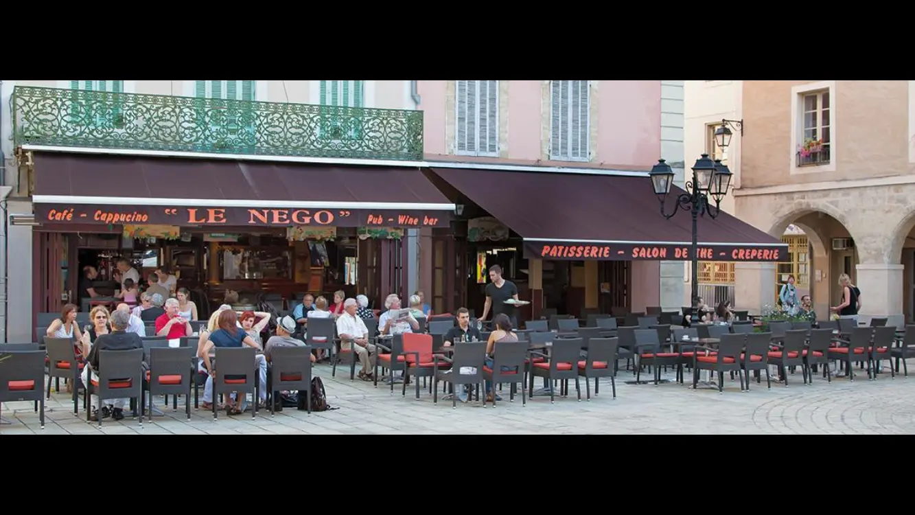 Terrasse, place de la  Mairie