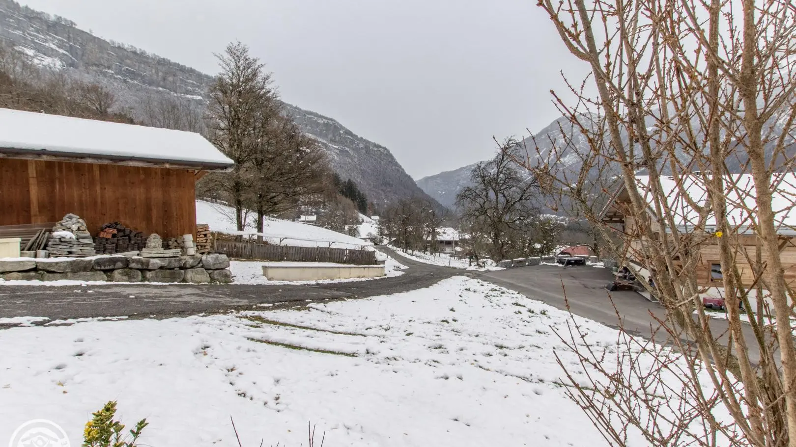 Route d'accès au gîte : non revêtue sur les 200 derniers mètres (accessible avec tout types de véhicule).