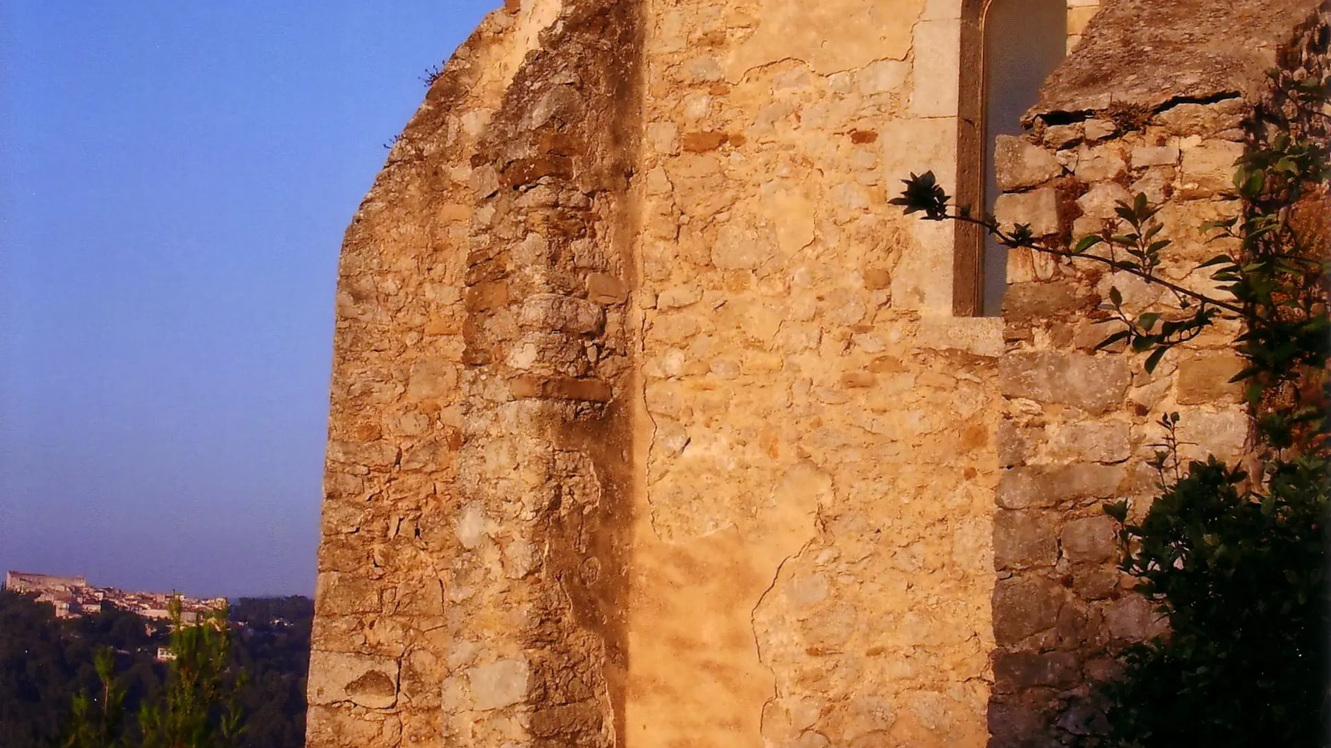 Chapelle Ste Madeleine au soleil couchant