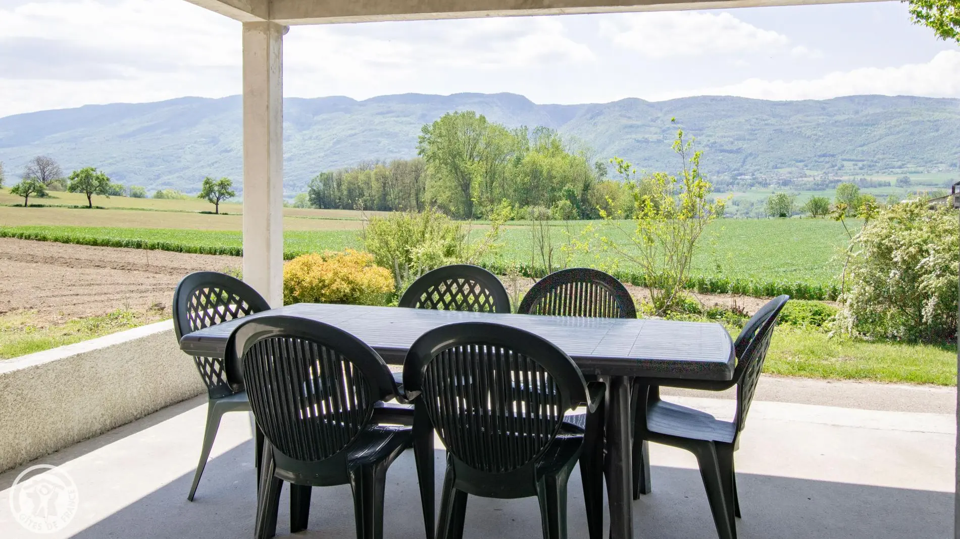 Grand calme et belle vue de la terrasse couverte.