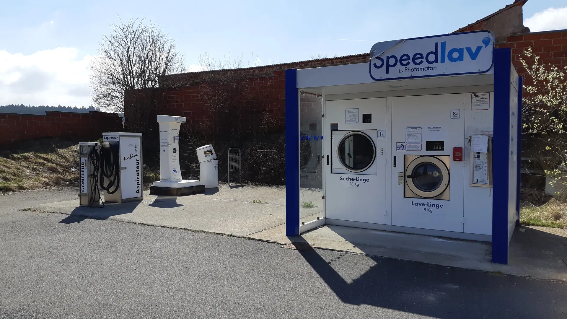 Aire de services Camping Car - Intermarché Usson en Forez